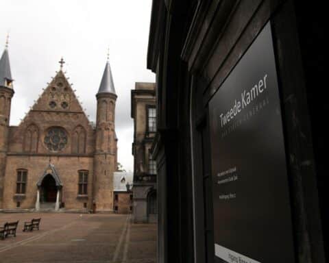 Niederländisches Parlament in Den Haag: politische Instabilität und Koalitionsverhandlungen im Fokus.