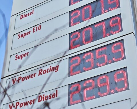 Tankstelle mit Preisschildern, die die aktuellen Energiepreise nach Kriegsausbruch zeigen.