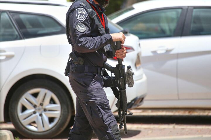 Israelischer Soldat während militärischer Operation im Libanon, um Konflikt mit Hisbollah zu bekämpfen.