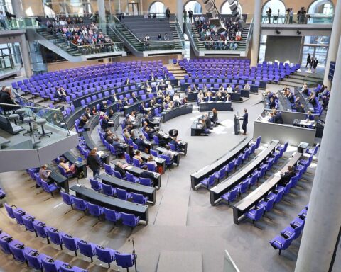 Bundestagssitzung zur Krankenhausreform: Abgeordnete diskutieren Änderungen, Gesetze und Finanzierung.