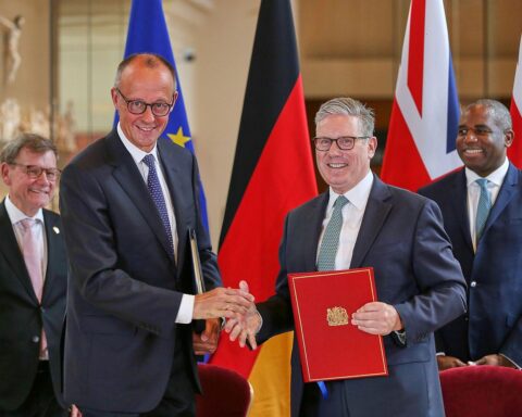 Bundestag billigt Freundschaftsvertrag zwischen Deutschland und Großbritannien für engere Zusammenarbeit.