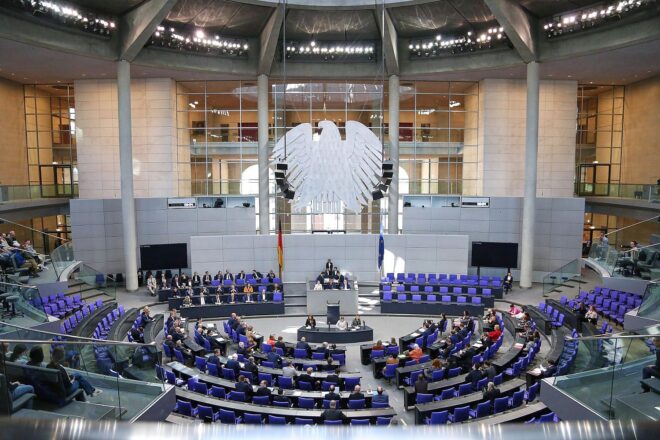 Bundestag stimmt für Aufnahme des Wolfs ins Jagdrecht