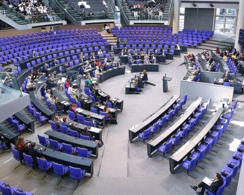 Bundestagsabgeordnete diskutieren Reformen zu Rente und Gesundheit in einer Sitzung.