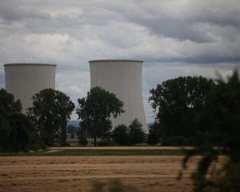 Bundesumweltminister Schneider kritisiert EU-Kommissionspräsidentin von der Leyen und setzt auf erneuerbare Energien.
