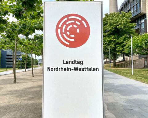 NRW Landtag, Politiker diskutieren hitzig, CDU und SPD im Konflikt, Auskunft ohne Rederecht.