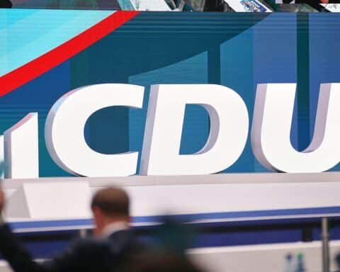 CDU-Logo mit Baustellen- und Verkehrselementen, die Verzögerungen auf Bahnstrecke darstellen.