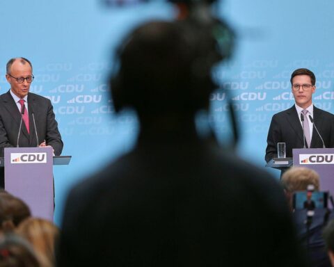 Friedrich Merz und Manuel Hagel diskutieren über Steuersenkungen nach Wahlniederlage in Baden-Württemberg.