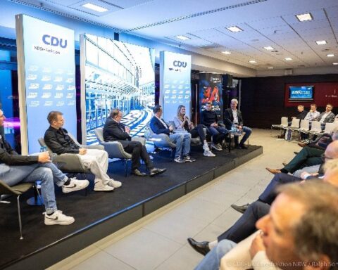 Sonja Greinacher feiert ihren Olympiasieg im 3x3-Basketball bei den Sommerspielen 2024.