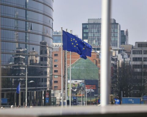 EU-Fahnen im Kontext von Bürokratieabbau und Reformen in der EU-Kommission.