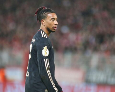 FC Bayern München jubelt über 6:1-Sieg gegen Atalanta im Champions-League-Achtelfinale.