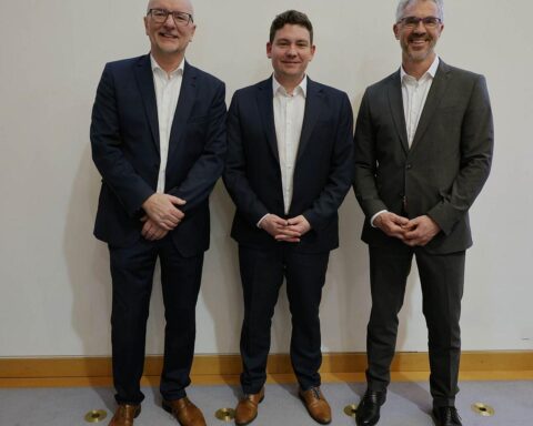 Thomas Haslinger wird neuer Oberbürgermeister, umringt von Alexander Putz und Christoph Rabl.