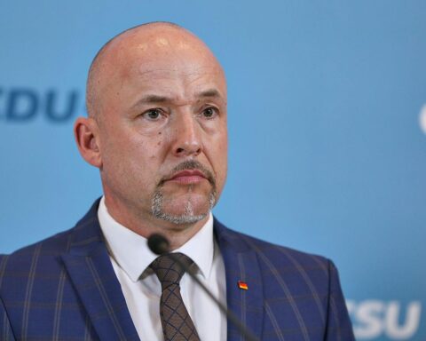 Alexander Hoffmann bei Pressekonferenz, diskutiert CSU-Wahlstrategie und kritisiert die Grünen.