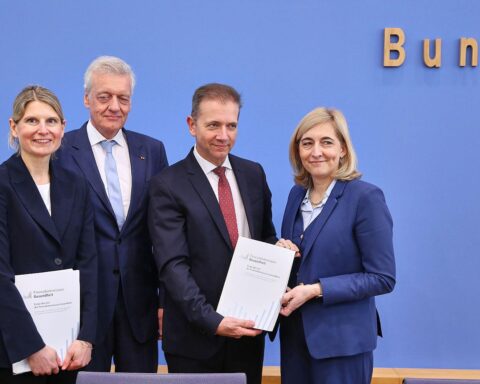 Ein Meeting mit Politikern, Gesundheitsexperten und Reformdiskussionen steht im Vordergrund.