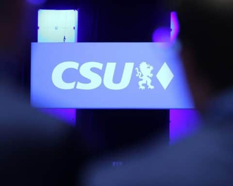 CSU-Logo auf Wahlplakat, symbolisiert Kommunalwahl-Erfolg in Rosenheim und politische Kräfteverhältnisse.