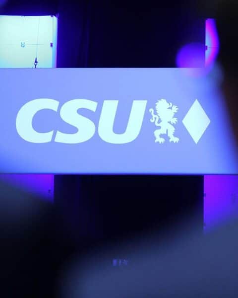 CSU-Logo auf Wahlplakat, symbolisiert Kommunalwahl-Erfolg in Rosenheim und politische Kräfteverhältnisse.