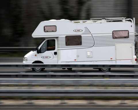 Ein Wohnmobil fährt auf einer Autobahn, symbolisiert den wachsenden Campingboom in Deutschland.