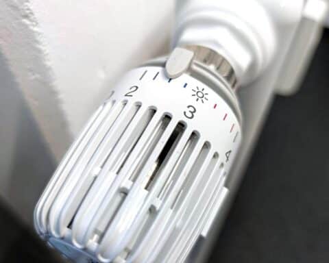 Moderne Heizungen mit erneuerbaren Energien in einem Wohnhaus, symbolisieren Klimaschutz und Preisstabilität.