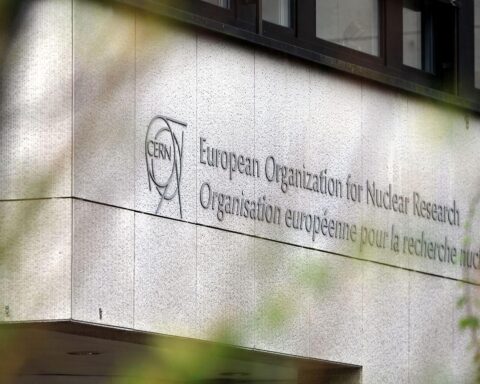 Lkw transportiert Antiprotonen vom Cern für Forschung in europäische Labore. Antimaterieforschung vorangetrieben.