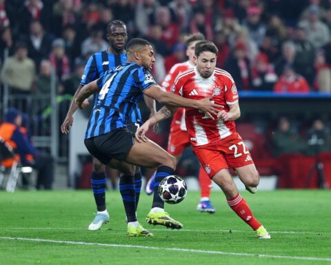 FC Bayern München jubelt nach 4:1-Sieg gegen Atalanta Bergamo im Champions-League-Rückspiel.
