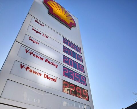 Shell-Tankstelle mit angezeigten hohen Spritpreisen, symbolisiert die aktuelle Preisdebatte und politische Maßnahmen.
