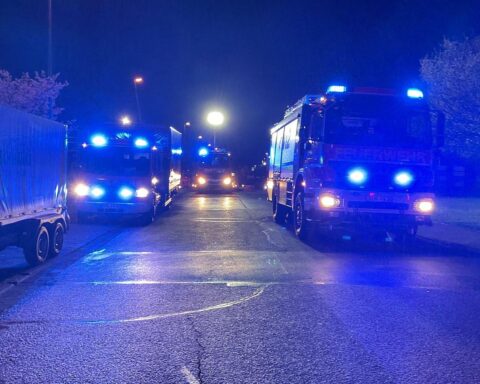 Feuerwehr im Einsatz wegen chemischer Reaktion, Brandmeldeanlage ausgelöst, Mitarbeiter reagierten schnell.