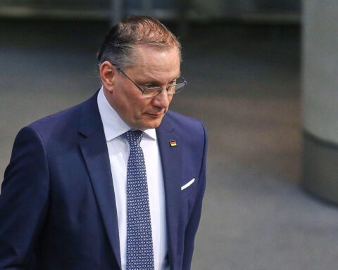 Tino Chrupalla kritisiert Markus Frohnmaier zu Nahost-Aussagen; Diskussion über Krieg und Zivilisten.