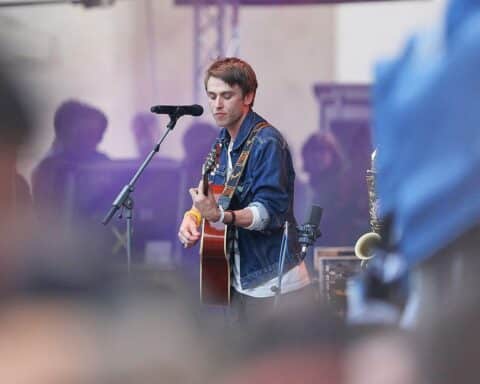 Clueso feiert Chartspitze mit "Deja Vu 1/2", Konkurrenz von Gorillaz und Bruno Mars.