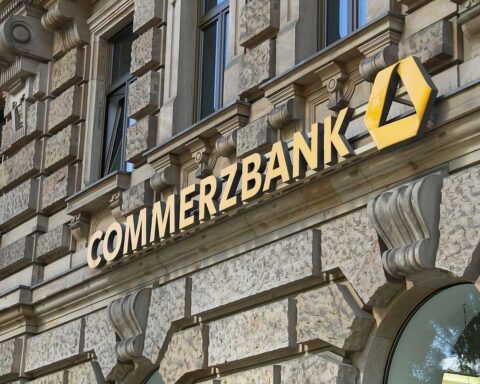 Betriebsrat kämpft gegen Übernahme: Protest, Unsicherheit und Widerstand bei der Commerzbank sichtbar.