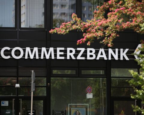 Protest gegen Unicredit-Übernahmeversuch der Commerzbank, SPD setzt auf Eigenständigkeit und Beschäftigte.