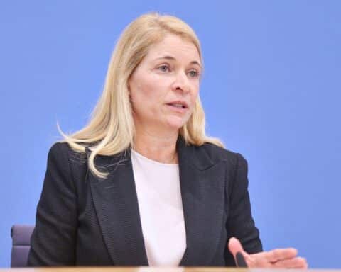 Evelyn Palla, Deutsche Bahn Chefin, diskutiert Schienennetzsanierung und Serviceverbesserungen im Interview.