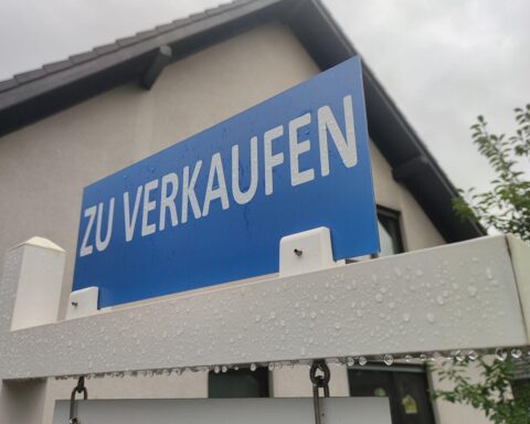 Ein "Zu Verkaufen"-Schild an einem Immobilienobjekt, umsteuerliche Themen anzusprechen.