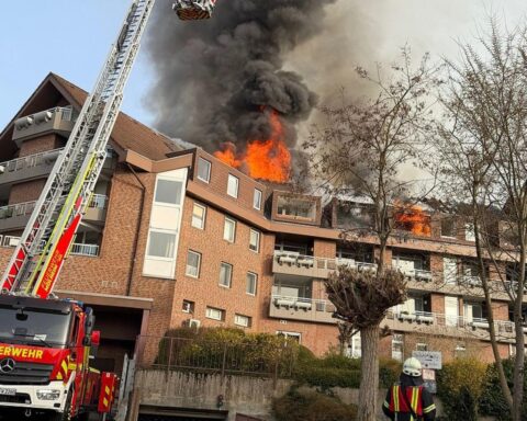 Großbrand in Mülheim: Feuerwehrlöscharbeiten, Rauch und Flammen sichtbar, zwei Wohngebäude beschädigt.