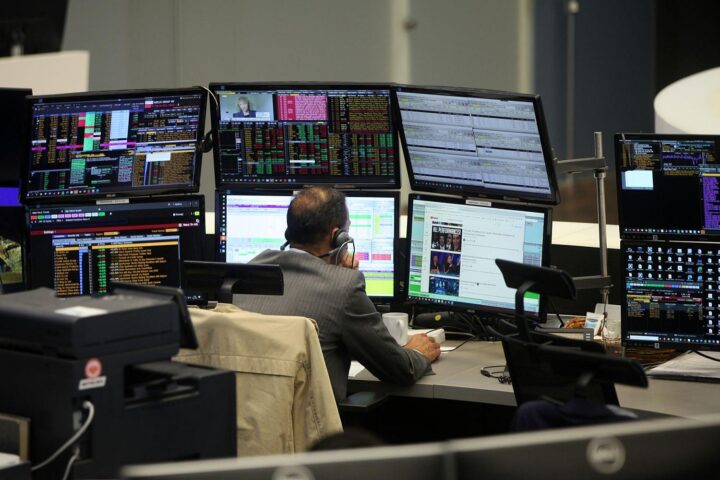 Dax-Rückgang, Ölpreisanstieg, Börsensaal Frankfurt, Unsicherheit vor dem Wochenende, wirtschaftliche Sorgen.