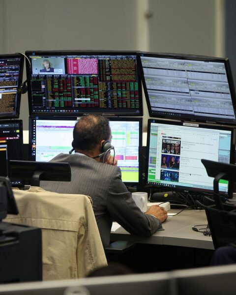 Dax fällt um 1,4 Prozent, Unsicherheit durch hohe Rohölpreise und geopolitische Spannungen.