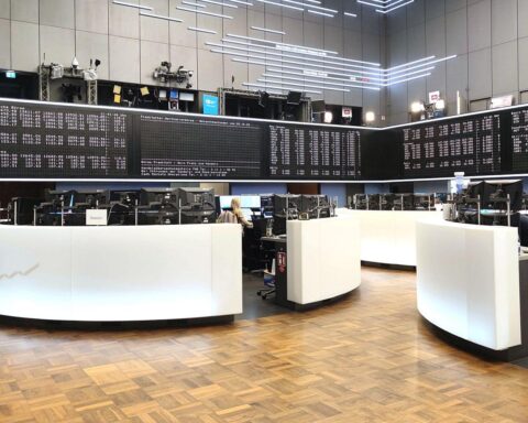 Frankfurter Börse mit steigenden und fallenden Kursen, Dax-Index und Anlegeraktivitäten im Fokus.