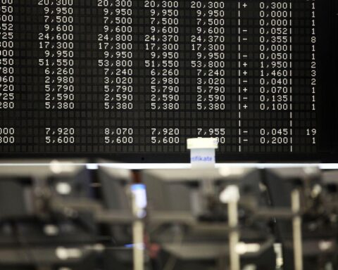 Anzeigetafel mit aktuellen Dax-Kursen und Finanznachrichten in der Frankfurter Börse.