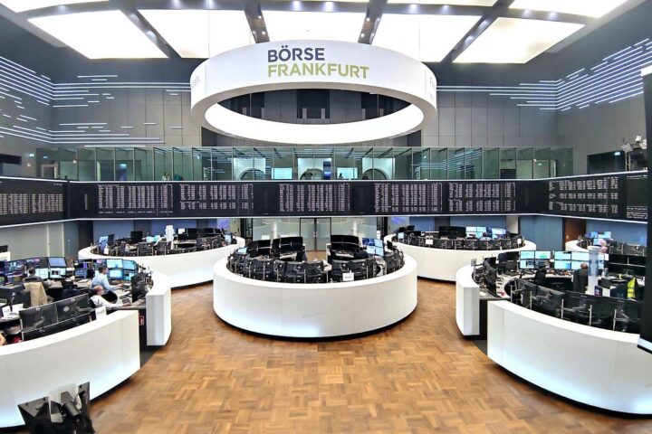 Frankfurter Börse mit Dax-Index, sinkenden Kursen und steigenden Energiepreisen im Hintergrund.