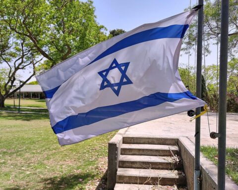 Israelische Fahne in Kibbuz, Symbol für Entwicklungen bei Todesstrafe und politische Kontroversen.