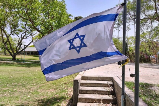 Israelische Fahne in Kibbuz, Symbol für Entwicklungen bei Todesstrafe und politische Kontroversen.