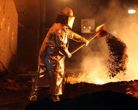 Stahlproduktion, industrielle Maschinen, Arbeitsumfeld – Symbol für deutsche Wirtschaft im Wandel.