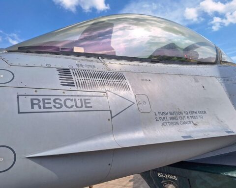 F-16 Kampfjet mit Anspielung auf militärische Zusammenarbeit und Rüstungsprojekt zwischen Deutschland und Frankreich.