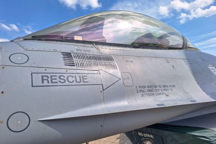F-16 Kampfjet mit Anspielung auf militärische Zusammenarbeit und Rüstungsprojekt zwischen Deutschland und Frankreich.