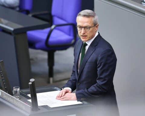 Karsten Wildberger spricht über KI, Arbeitsplatzabbau und die Notwendigkeit kollektiven Handelns.