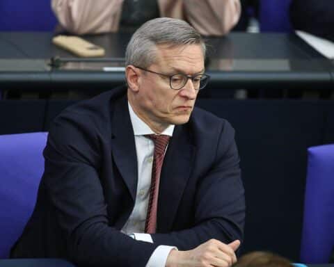 Karsten Wildberger diskutiert Social-Media-Altersgrenzen für Jugendliche in Berlin, betont Verantwortung und Geduld.