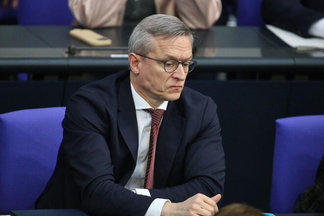 Digitalminister für vorübergehende Social-Media-Altersgrenze