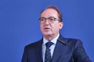 Bundesinnenminister Dobrindt spricht über Rückführungen syrischer Flüchtlinge und geplanten Besuch des syrischen Präsidenten.