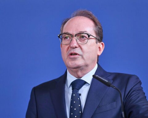 Bundesinnenminister Dobrindt spricht über Rückführungen syrischer Flüchtlinge und geplanten Besuch des syrischen Präsidenten.