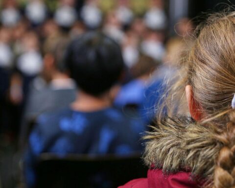 Kinder lernen in der Schule wichtige Zivilschutzmaßnahmen für Ernstfälle und Krisensituationen.