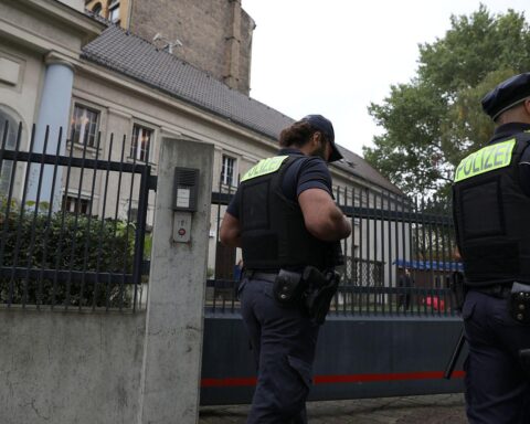 Polizei überwacht Sicherheitslage vor Synagoge; Schutz jüdischer Einrichtungen nach Nahost-Konflikt.