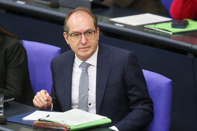 Dobrindt verkündet Einigung bei Abschiebezentren